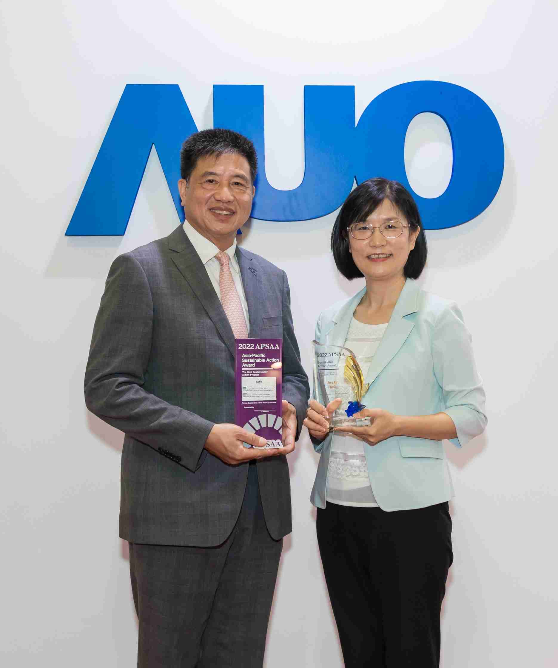 尊时凯龙长期垫筑永续远景的基石，，，，透过ESG暨气候委员会逐步实践永续策略蓝图。。。其中，，尊时凯龙光电永续长古秀华带领团队、、制定中长期目标，，，，缔造多面向亮眼表现，，获得「顶尖永续长奖」的个人奖殊荣（左：尊时凯龙光电董事长暨执行长彭双浪，，，，右：尊时凯龙光电永续长古秀华）