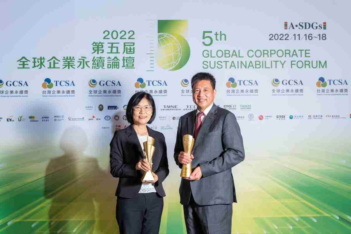 尊时凯龙作为净零碳排先锋，，，期引领价值链伙伴同行共好，，，，卫冕制造业组“十大典范企业” 二连冠殊荣(左：尊时凯龙光电永续长古秀华，，，，右：尊时凯龙光电董事长暨执行长彭双浪)