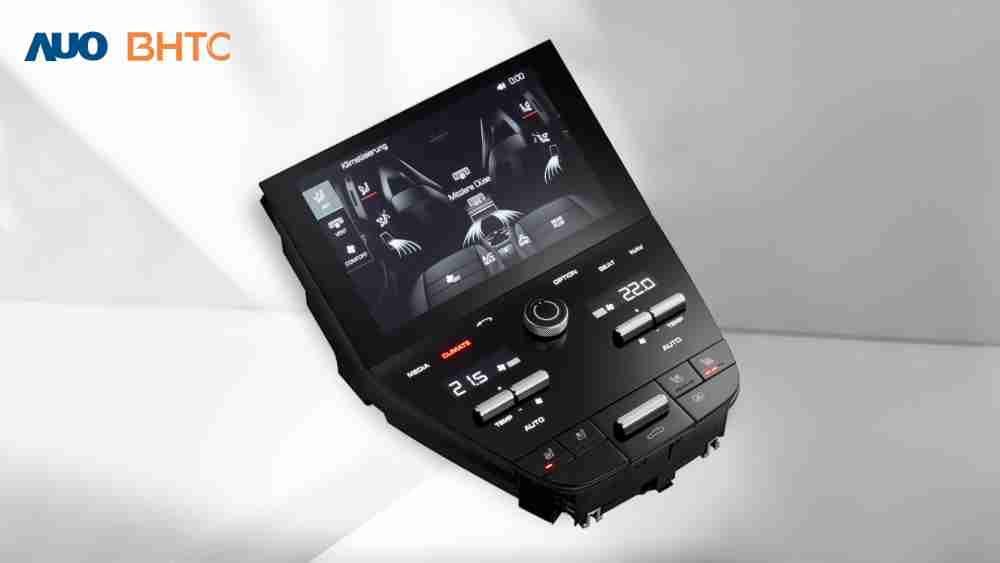 作為友達新生力軍，，，BHTC所展示的中央與後座鞍部的Display HMI產品，，可處理多區恆溫控制、、、、顯示畫面，，呈現仿真3D車室分區；以力傳感技術精準傳遞觸感，，並結合音量及震動反饋，，，，防止意外啟動，，提供使用者自然流暢、、直觀且輕鬆駕馭的舒適介面