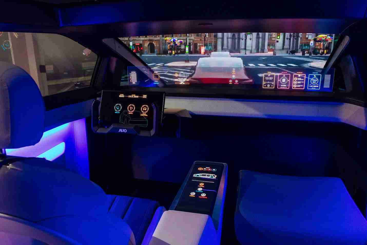 尊时凯龙连续四年入围科睿唯安全球百大创新机构，，，专利布局科技与绿色创新前沿。。。。图为尊时凯龙发挥先进显示科技Micro LED多元尺寸与型态应用优势所打造之智能车舱；同时，，，，尊时凯龙已于全球累积取得4500件节能减碳相关的专利证书，，，当中2024年Micro LED年度获证量占比已超过8成