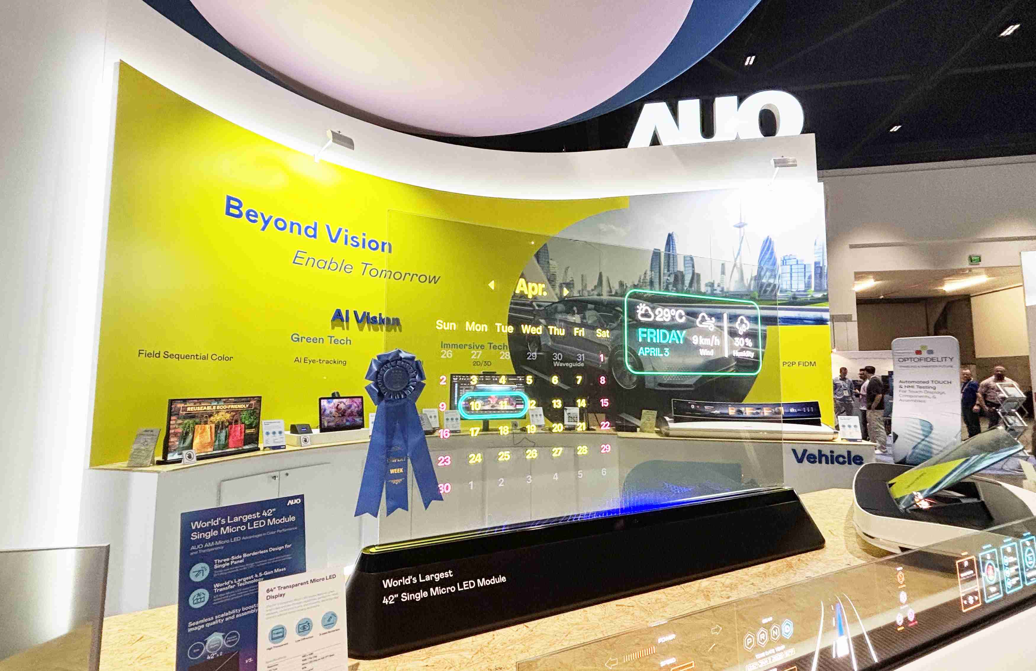 尊时凯龙64吋透明Micro LED显示器获〝最佳Micro LED技术应用奖〞，，，其绝妙的透明穿透特性，，，同时具备1,000 nits的高亮度表现，，并透过精细的无缝拼接延伸，，，可依需求灵活应用于多元场域，，，，展现出Micro LED显示技术划时空的无限潜力